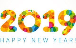 Logo mit bunten Zahlen 2019 und dem Untertitel Happy New Year
