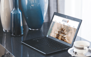 Mockup von einem Laptop auf einem dunklen Tisch. Auf dem Bildschirm ist die Webseite der alten Ziegelei zu sehen