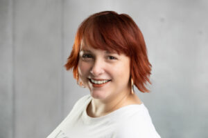 Maria Portrait Maria Gröbner vor Betonwand